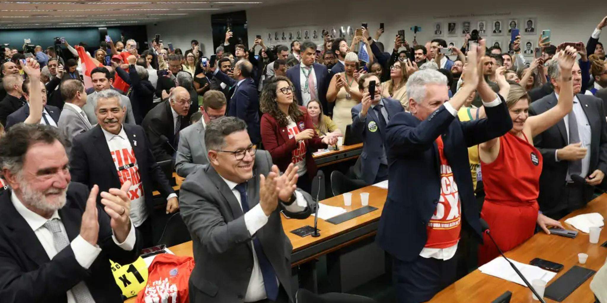 Comissão aprova relatório de PEC que acaba com escala 6X1