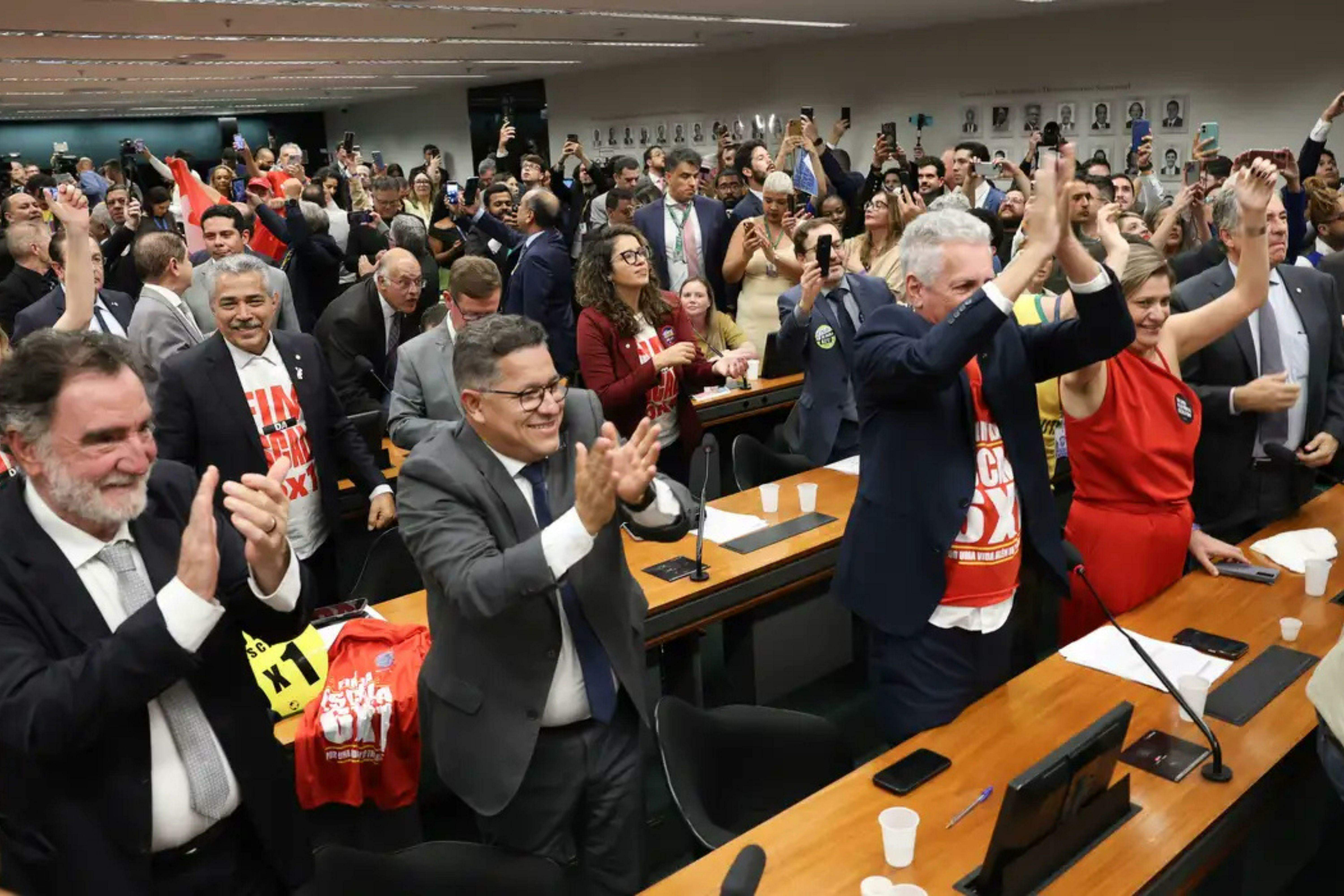 Comissão aprova relatório de PEC que acaba com escala 6X1