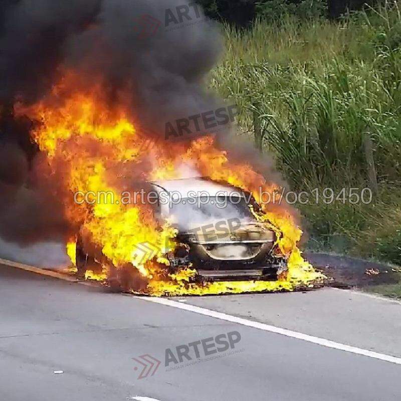 O Corpo de Bombeiros foi acionado às 10h39 e, quatro minutos depois, a faixa 3 da pista precisou ser interditada para o atendimento da ocorrência