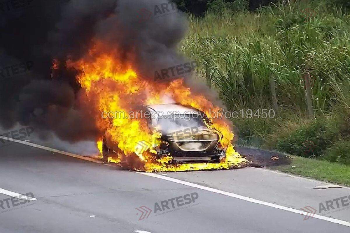 O Corpo de Bombeiros foi acionado às 10h39 e, quatro minutos depois, a faixa 3 da pista precisou ser interditada para o atendimento da ocorrência