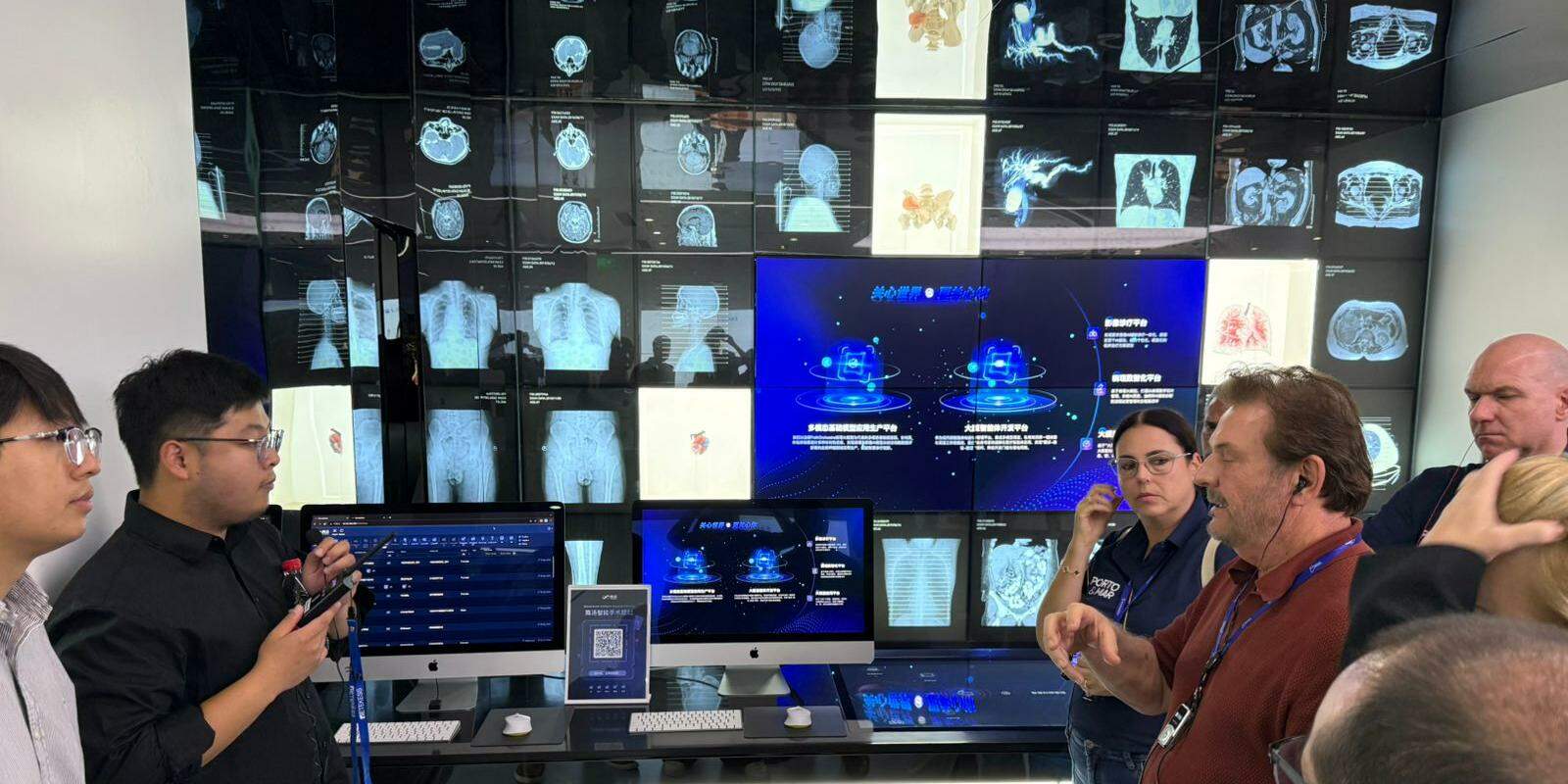 In search of new technologies for the Baixada Santista region, the Mayor of Praia Grande, Alberto Mourão, listens to explanations from the SenseTime team