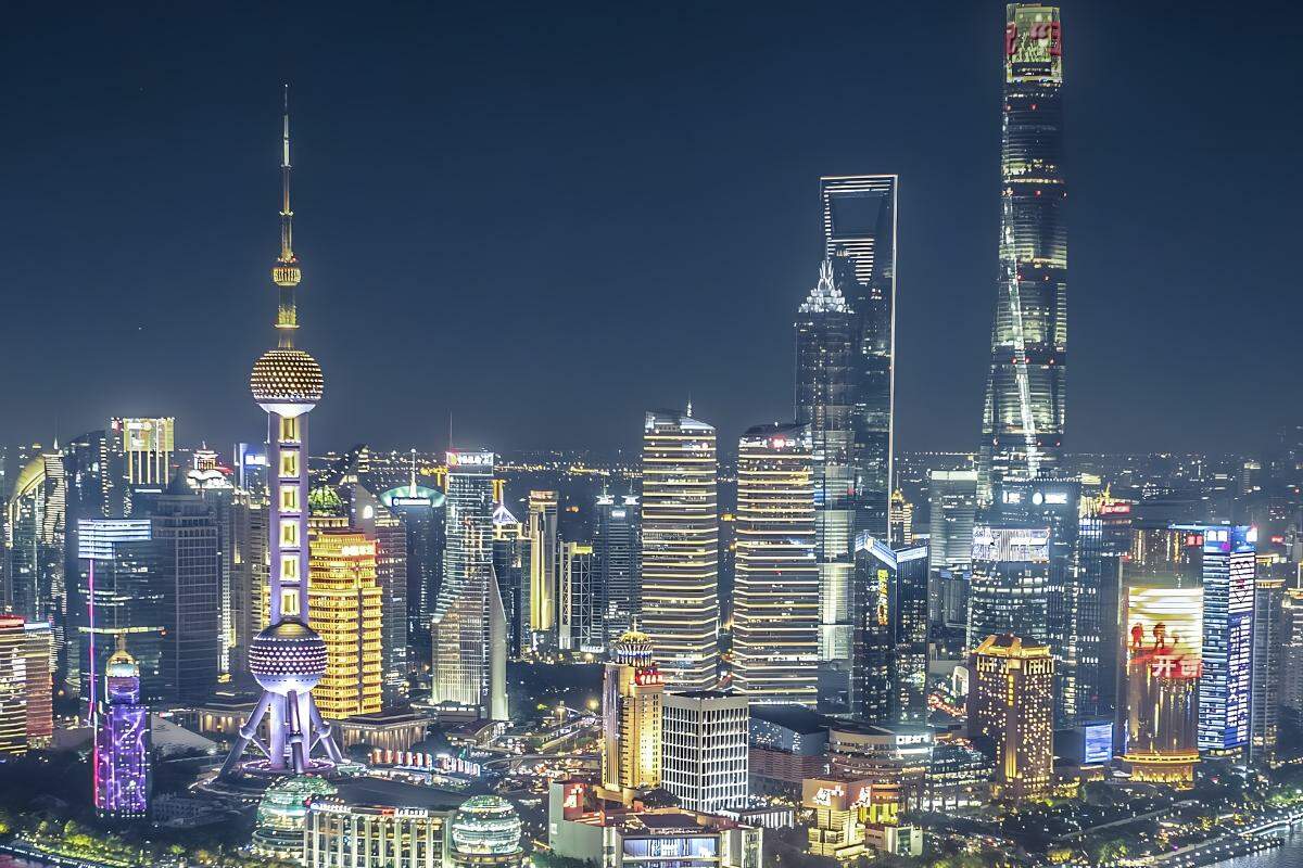 Maior metrópole chinesa tem arranha-céus monumentais, tecnologia e contraste com a tradição de Pequim