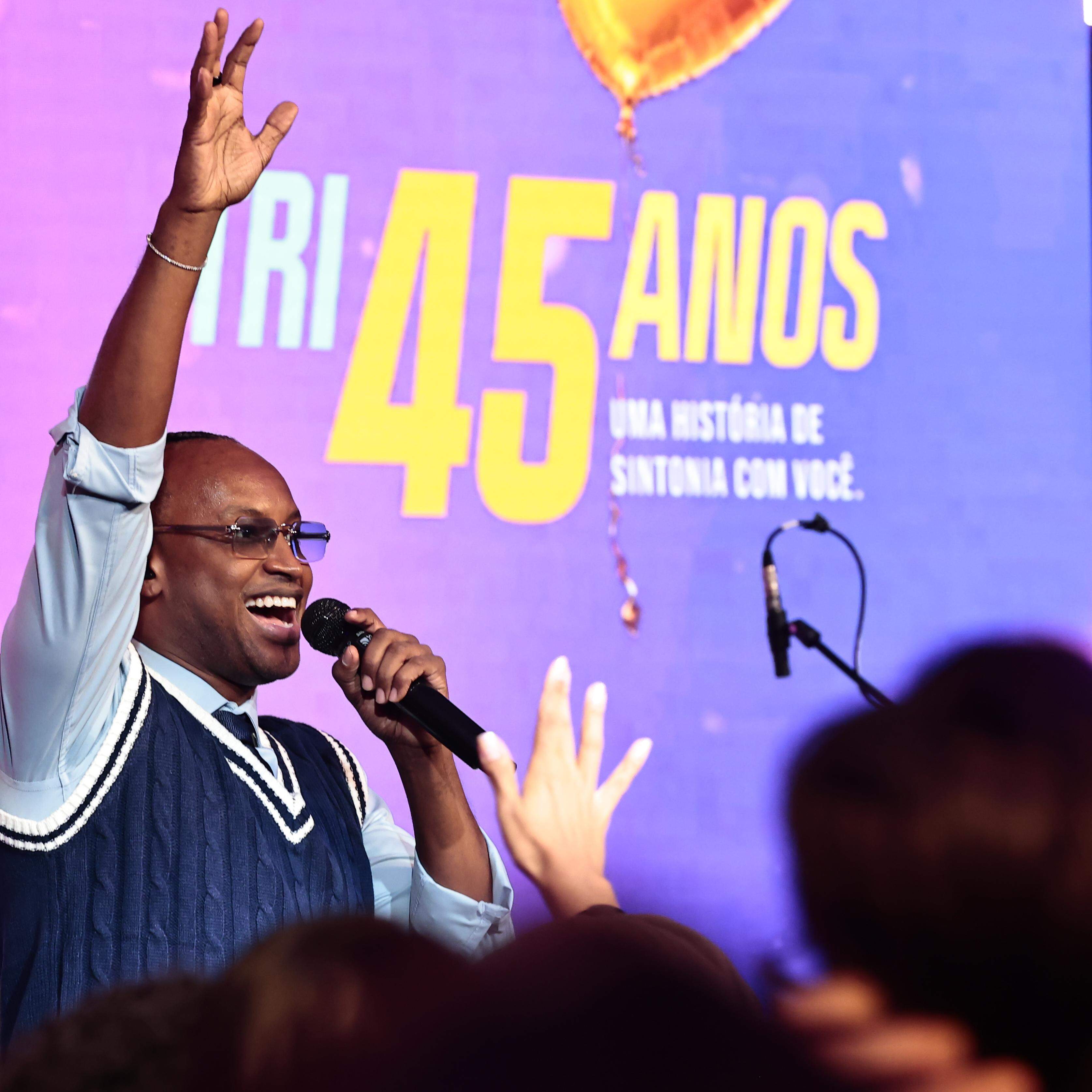 Realizado no auditório do Grupo Tribuna, o show acústico de Thiaguinho durou pouco mais de duas horas e revisitou sua carreira de 22 anos