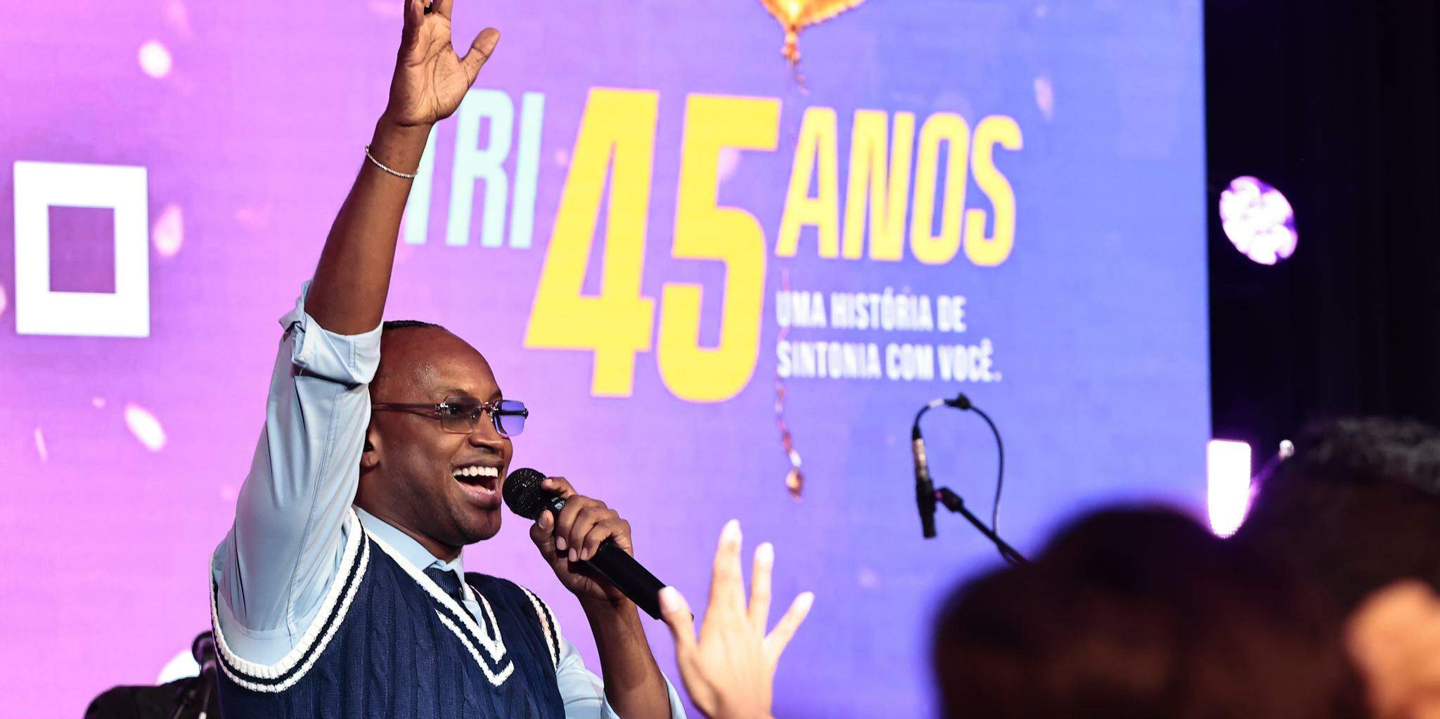 Realizado no auditório do Grupo Tribuna, o show acústico de Thiaguinho durou pouco mais de duas horas e revisitou sua carreira de 22 anos
