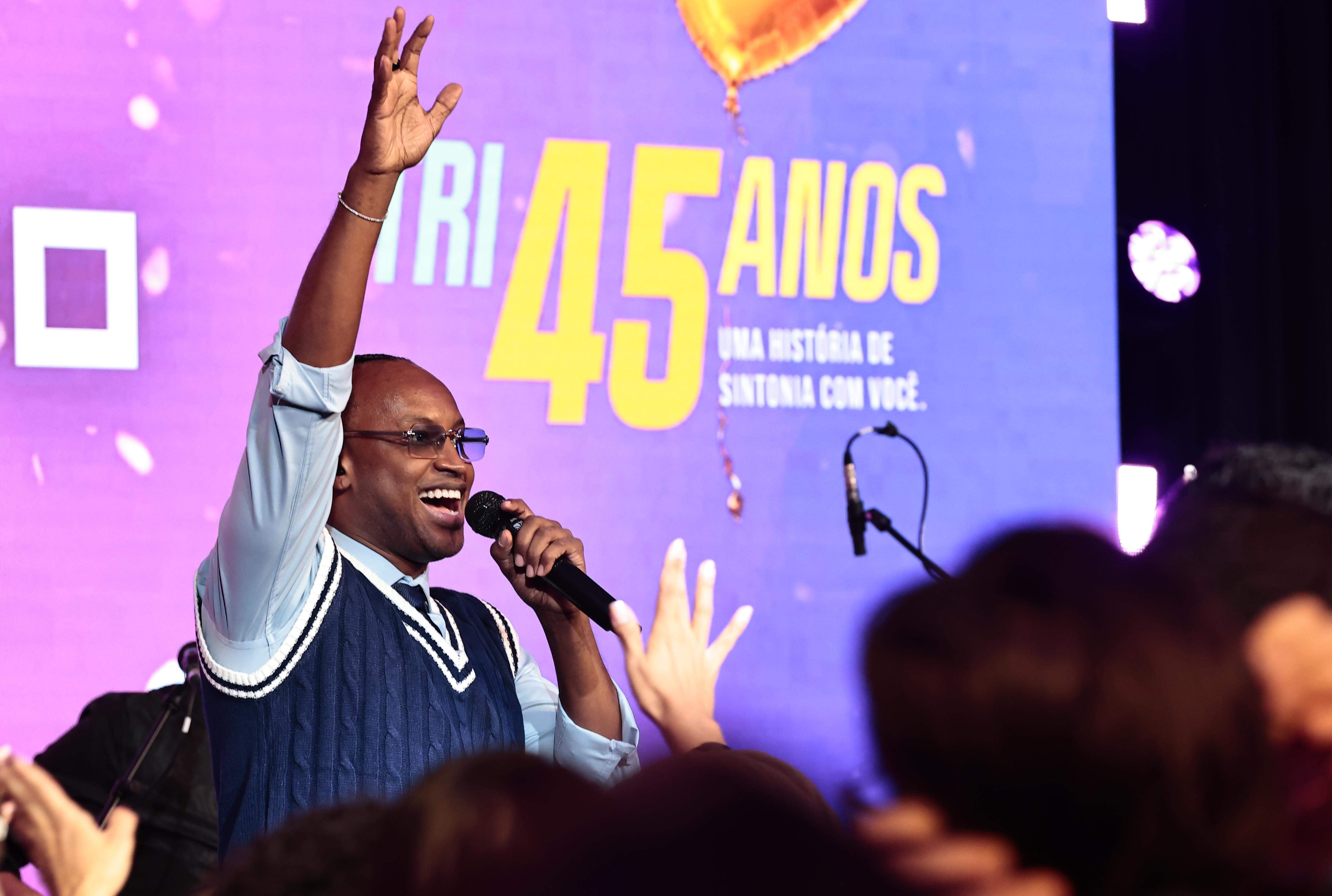 Realizado no auditório do Grupo Tribuna, o show acústico de Thiaguinho durou pouco mais de duas horas e revisitou sua carreira de 22 anos