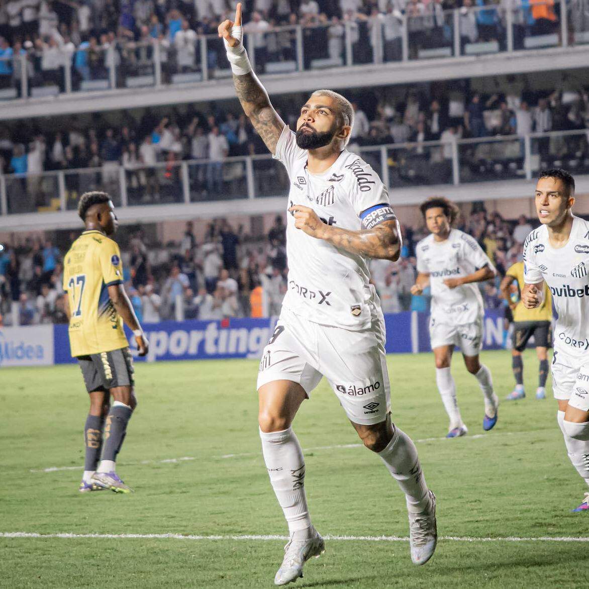 Gabigol comemora gol contra o Cuenca, que abriu caminho para a vaga do Peixe na Sul-Americana