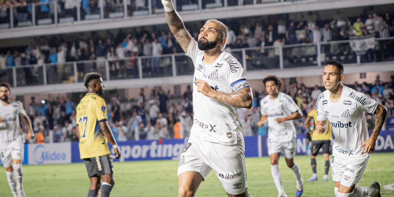 Gabigol comemora gol contra o Cuenca, que abriu caminho para a vaga do Peixe na Sul-Americana