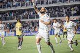 Gabigol comemora gol contra o Cuenca, que abriu caminho para a vaga do Peixe na Sul-Americana