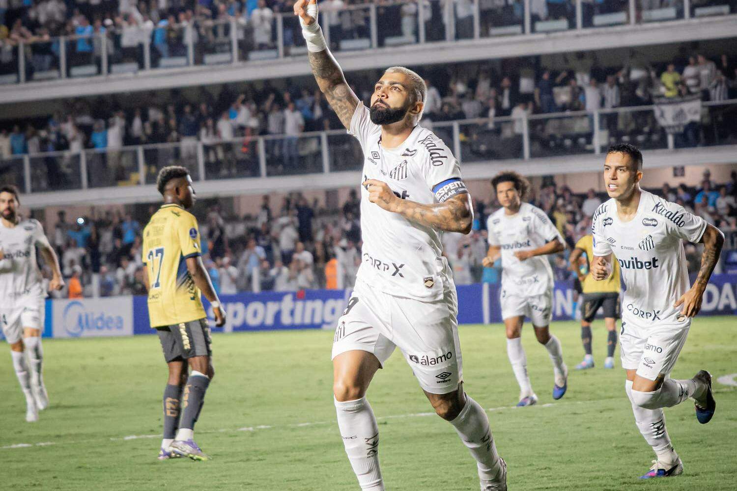 Gabigol comemora gol contra o Cuenca, que abriu caminho para a vaga do Peixe na Sul-Americana