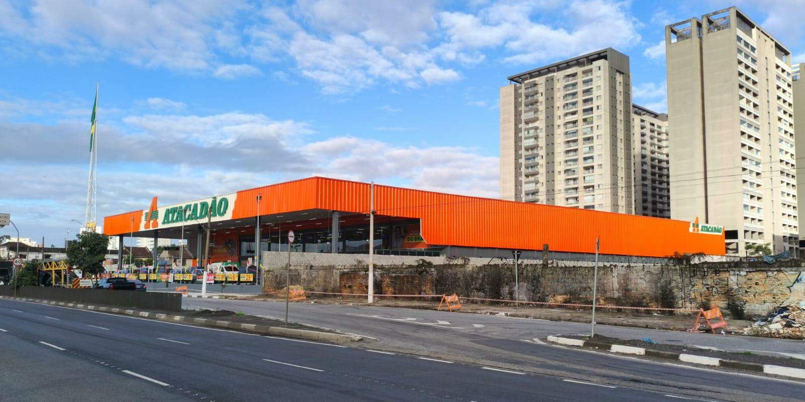 O Atacadão abriu loja nesta quinta-feira (28) na Vila Mathias, em Santos