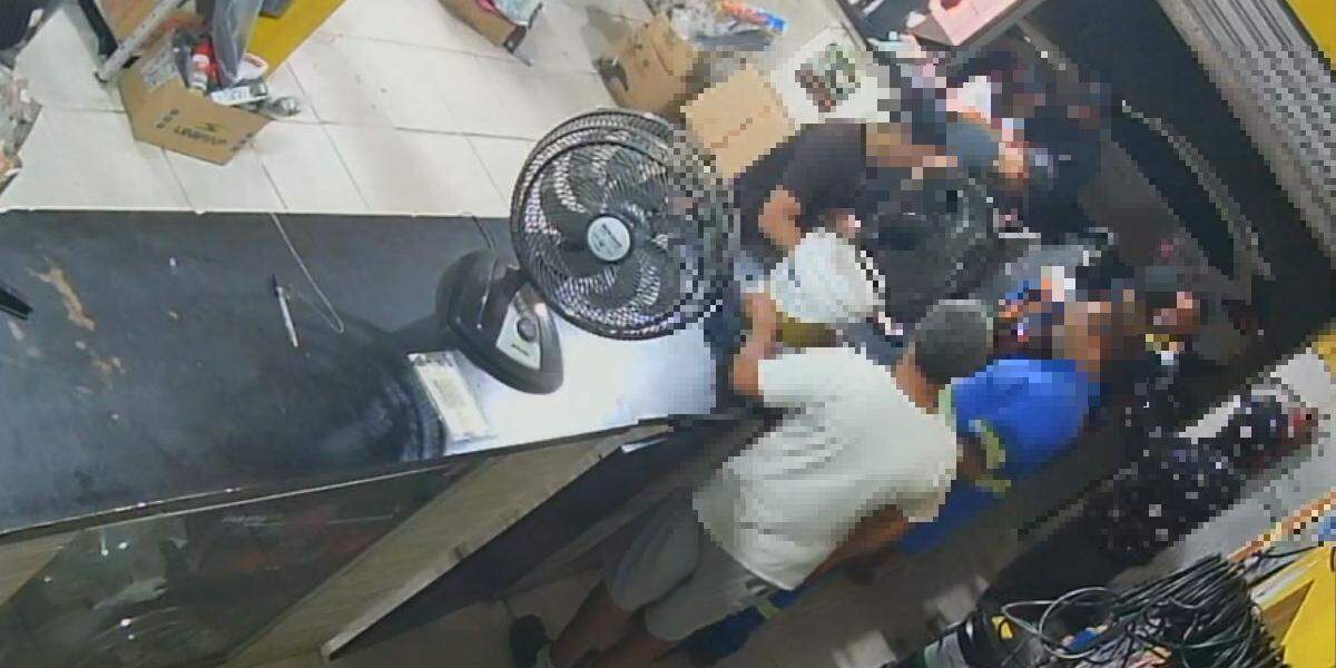 Os ladrões estavam armados e roubaram os clientes da loja em Guarujá
