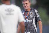 A missão de Cuca é tirar o Santos da área de risco contra o Vitória, neste sábado, na Vila