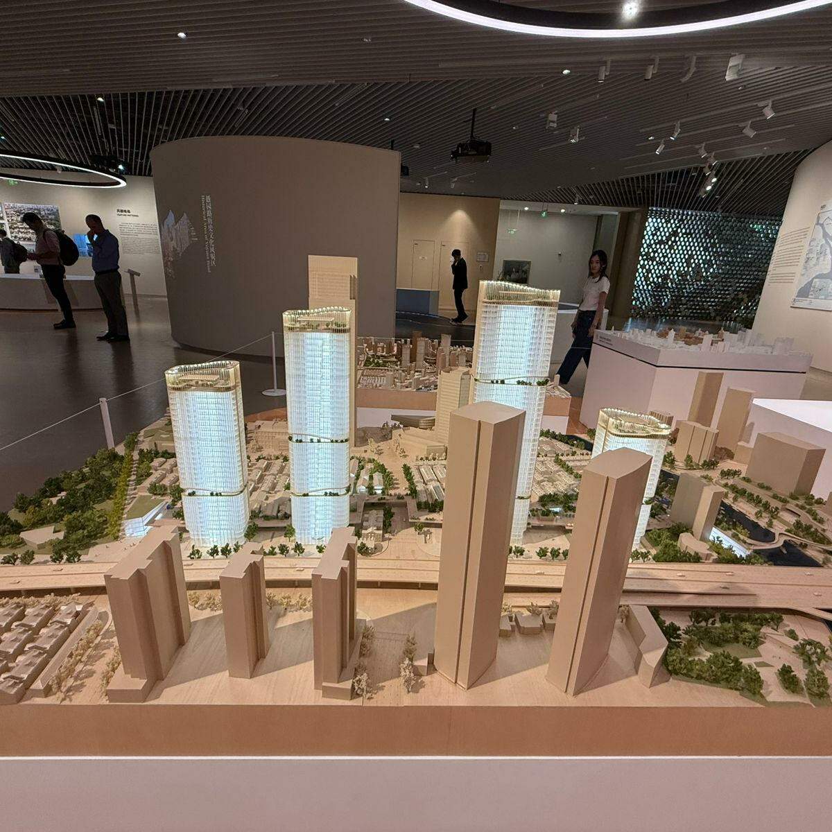 Giant scale models helped the delegation understand Shanghai’s accelerated growth process over recent decades