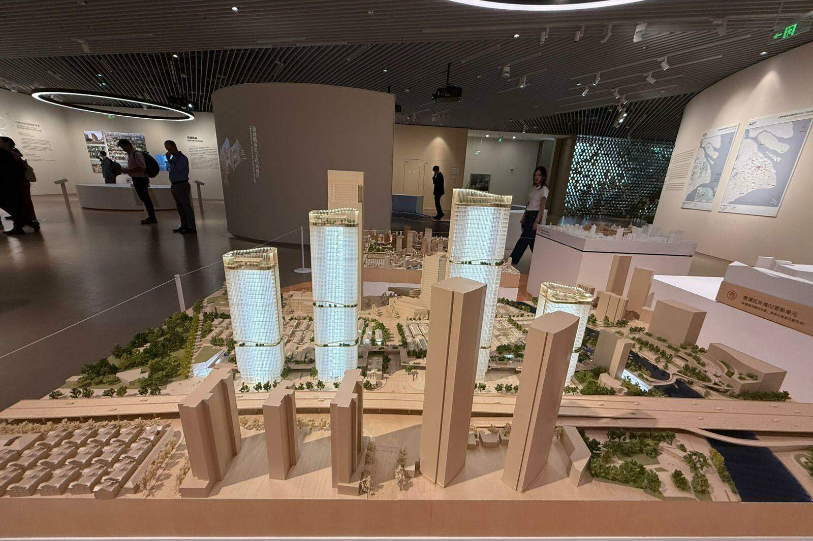 Giant scale models helped the delegation understand Shanghai’s accelerated growth process over recent decades
