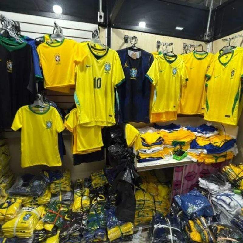 Polícia apreende 85 mil álbuns e figurinhas ilegais da Copa do Mundo durante operação em SP