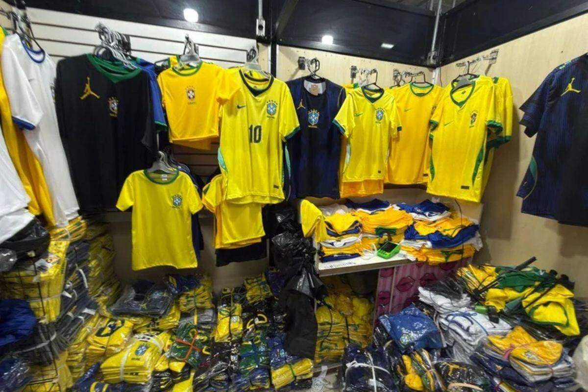 Polícia apreende 85 mil álbuns e figurinhas ilegais da Copa do Mundo durante operação em SP