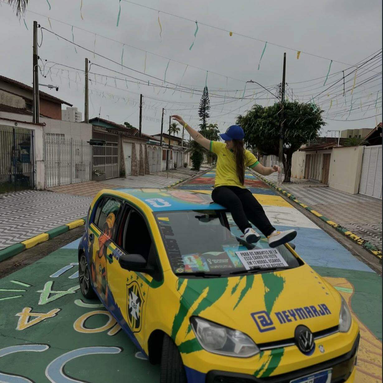 Enquanto moradores resgatam a tradição de pintar ruas para a Copa do Mundo, uma jovem decidiu levar o clima do Mundial para outro lugar: o próprio carro.