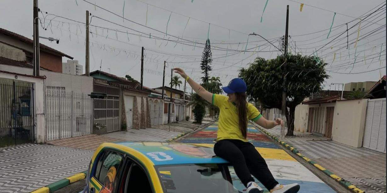 Enquanto moradores resgatam a tradição de pintar ruas para a Copa do Mundo, uma jovem decidiu levar o clima do Mundial para outro lugar: o próprio carro.