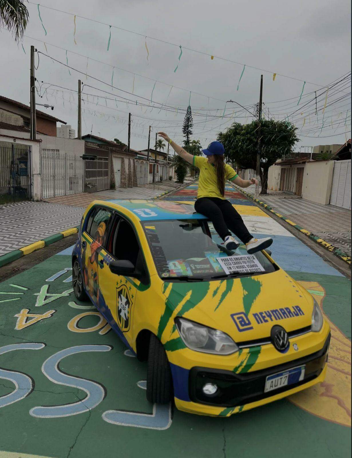 Enquanto moradores resgatam a tradição de pintar ruas para a Copa do Mundo, uma jovem decidiu levar o clima do Mundial para outro lugar: o próprio carro.