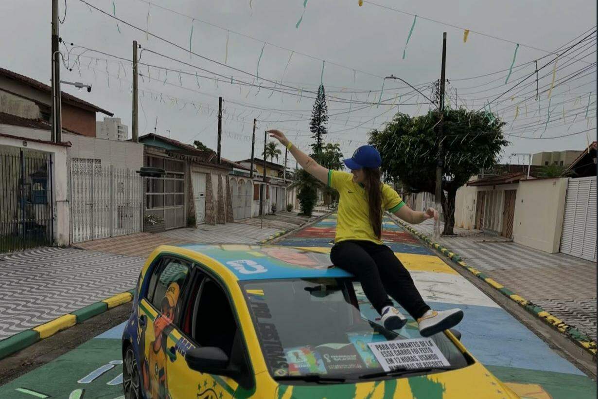 Enquanto moradores resgatam a tradição de pintar ruas para a Copa do Mundo, uma jovem decidiu levar o clima do Mundial para outro lugar: o próprio carro.