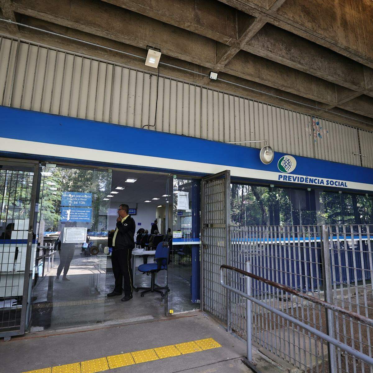 Apesar de a sentença já ter sido apresentada ao INSS, o cadastro do curador não teria sido vinculado corretamente e os pagamentos da pensão deixaram de ser obtidos desde janeiro em Santos