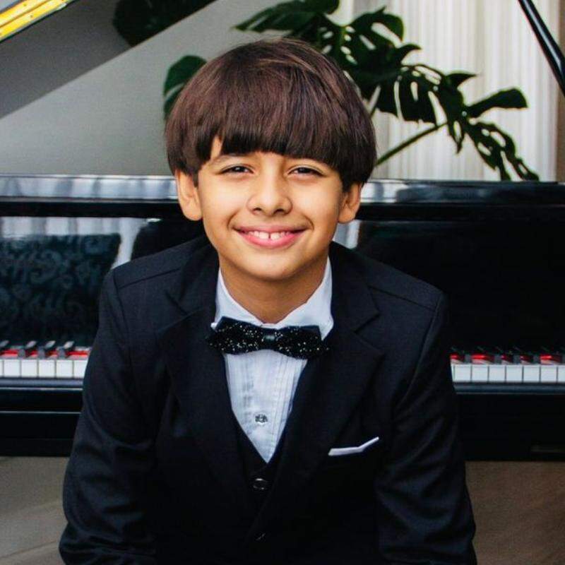 Gabriel Kostecki, de 13 anos, apresenta um recital de piano neste domingo