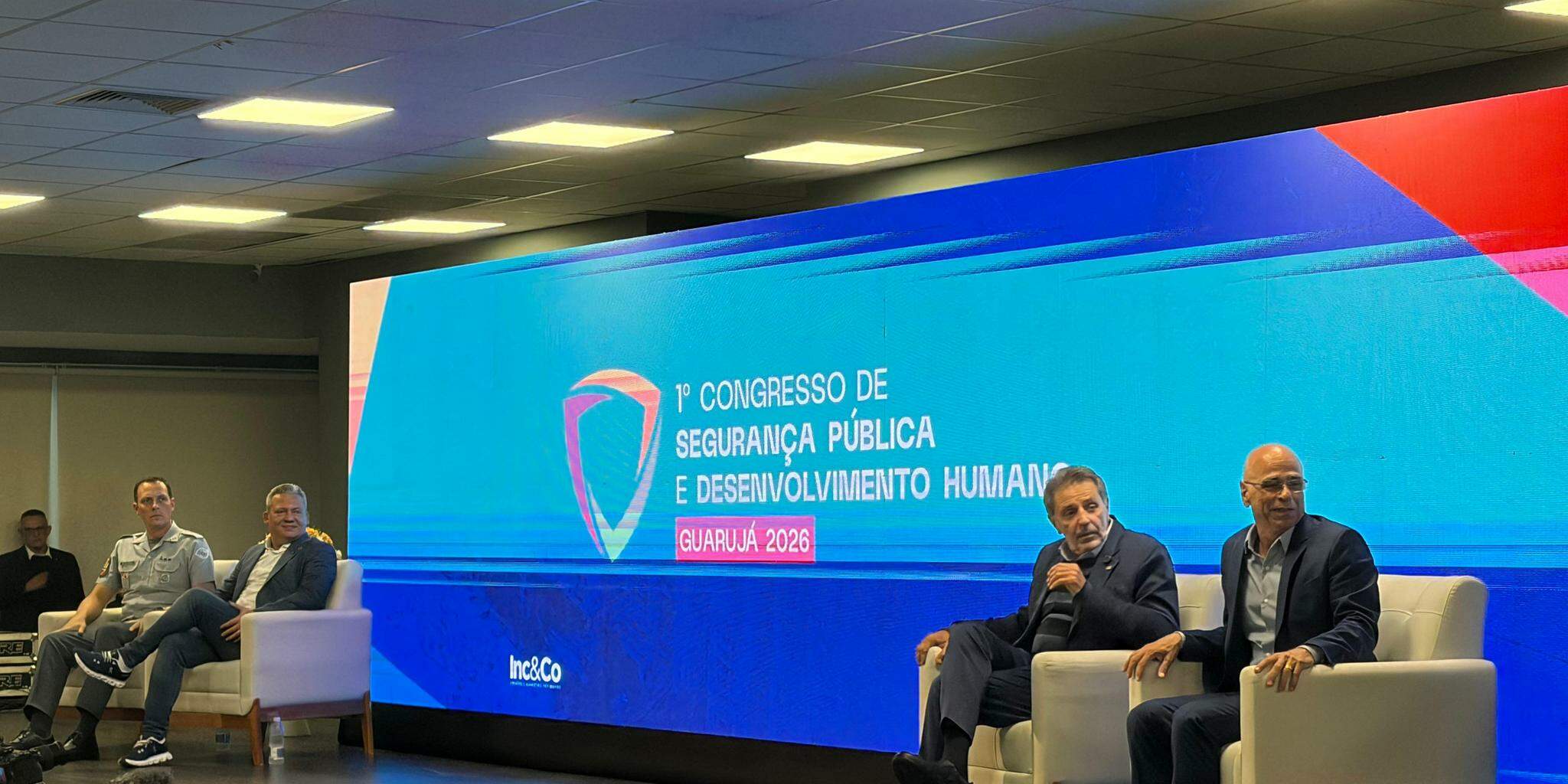 Prefeito Farid Madi (à direita) e secretário Osvaldo Nico Gonçalves também citaram obra do 21º BPM/I