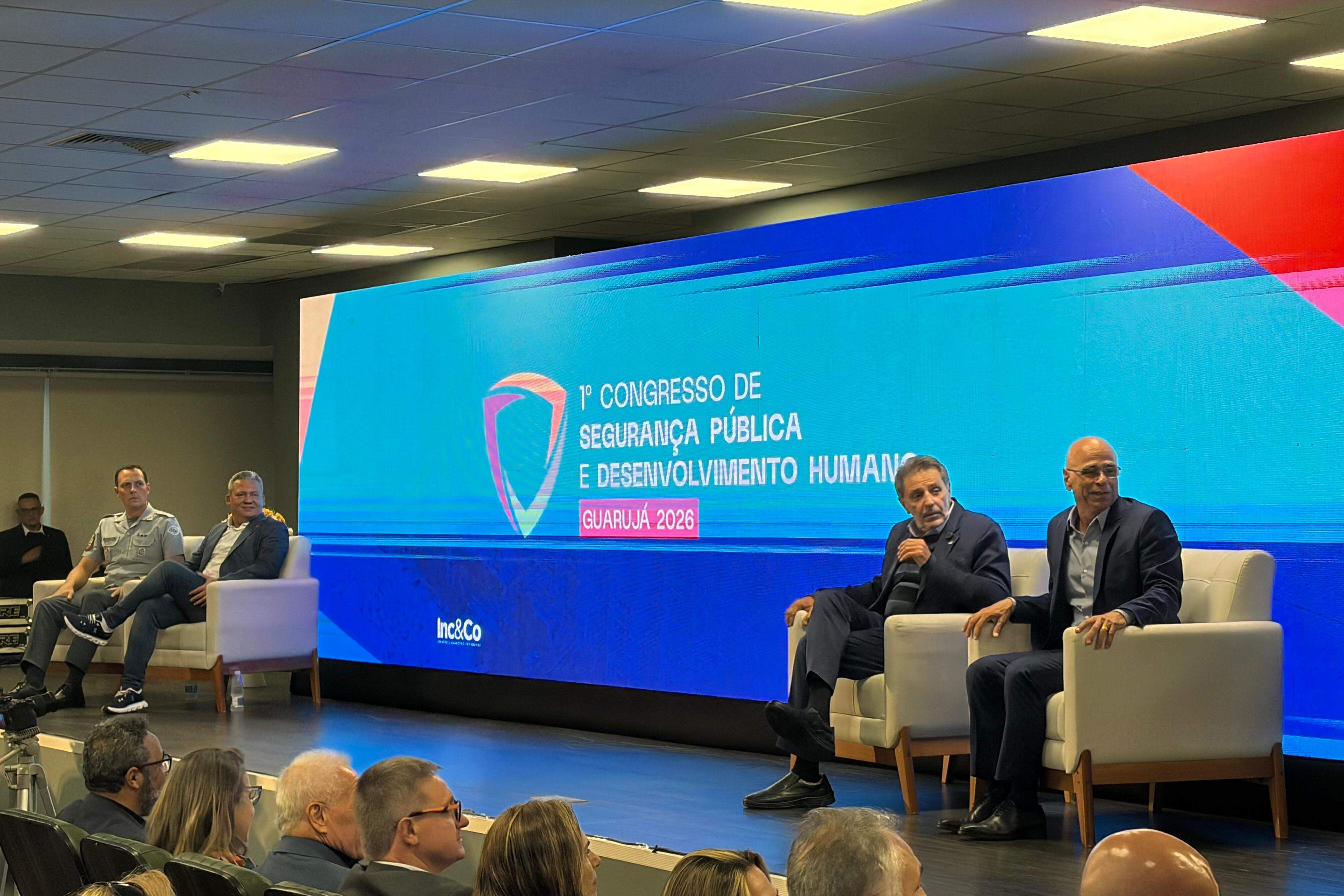 Prefeito Farid Madi (à direita) e secretário Osvaldo Nico Gonçalves também citaram obra do 21º BPM/I