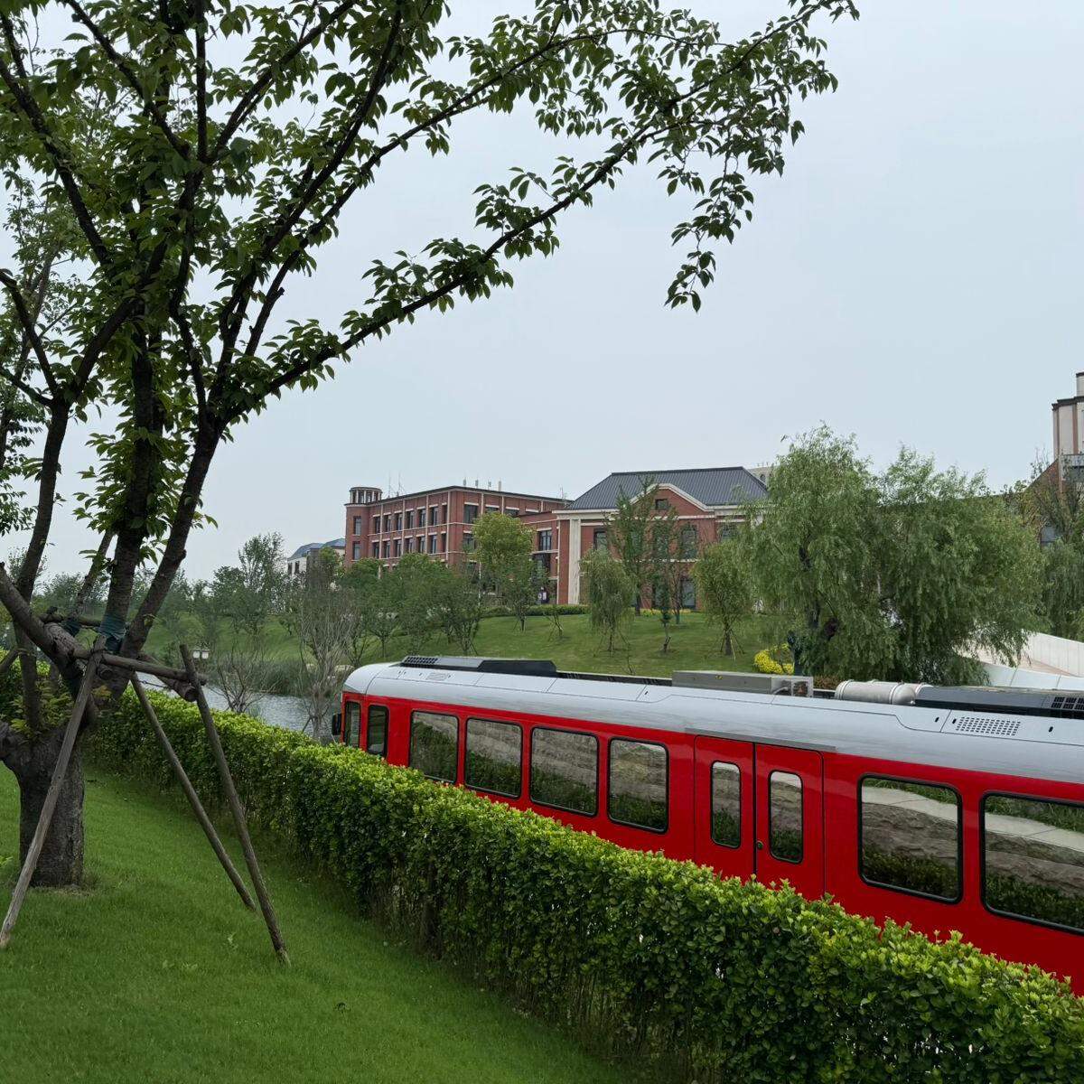 Sede corporativa da Huawei em Xangai conta com lagos artificiais, edifícios inspirados em diferentes estilos arquitetônicos e sistema próprio de transporte