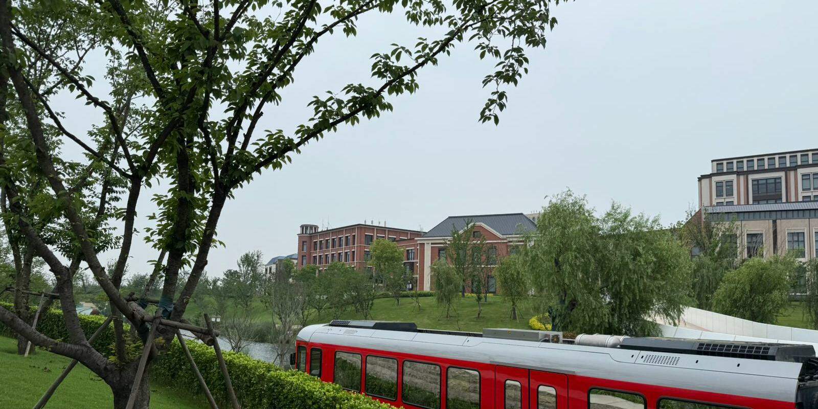 Sede corporativa da Huawei em Xangai conta com lagos artificiais, edifícios inspirados em diferentes estilos arquitetônicos e sistema próprio de transporte