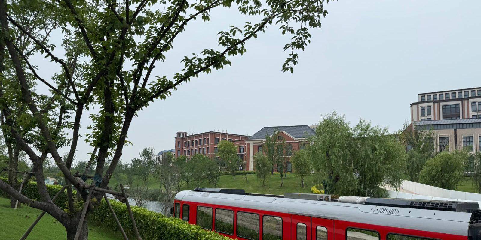 Sede corporativa da Huawei em Xangai conta com lagos artificiais, edifícios inspirados em diferentes estilos arquitetônicos e sistema próprio de transporte