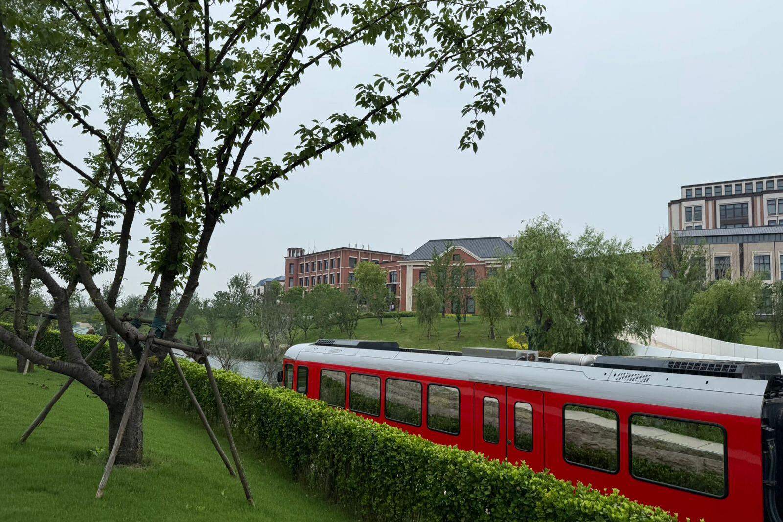 Sede corporativa da Huawei em Xangai conta com lagos artificiais, edifícios inspirados em diferentes estilos arquitetônicos e sistema próprio de transporte