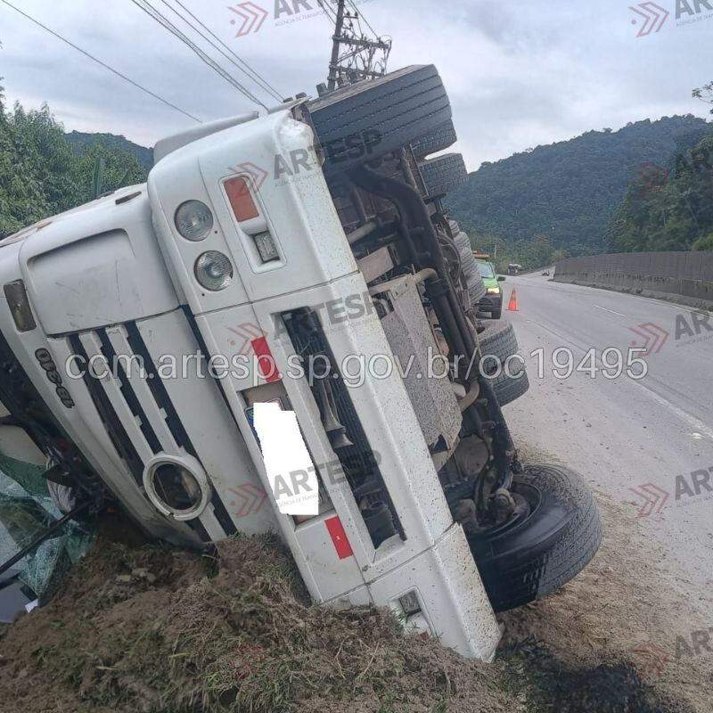 Carreta ficou tombada na via e acidente gerou interdições