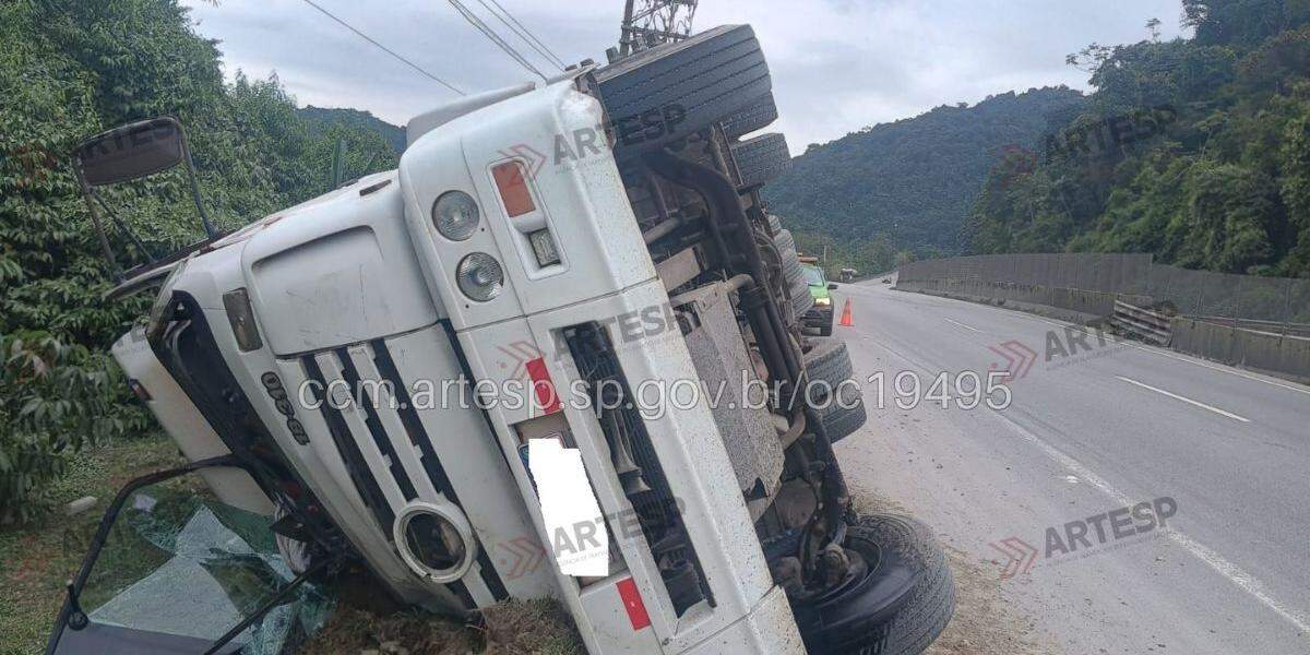Carreta ficou tombada na via e acidente gerou interdições
