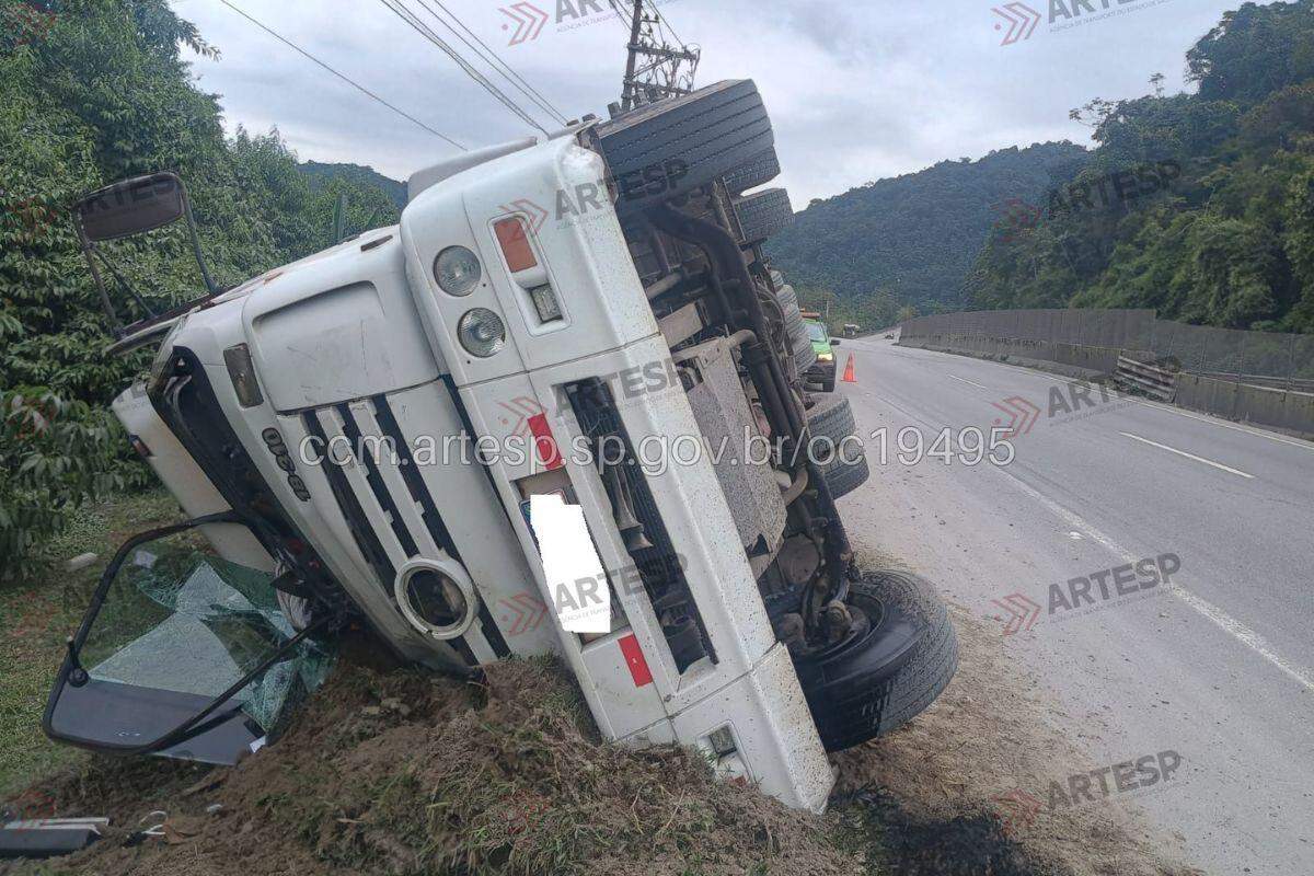 Carreta ficou tombada na via e acidente gerou interdições