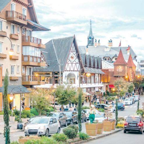 Regiões como Gramado, no Rio Grande do Sul, são exemplos de como a organização pode beneficiar diversas cidades próximas. com roteiros ampliados e vários tipos de atrações