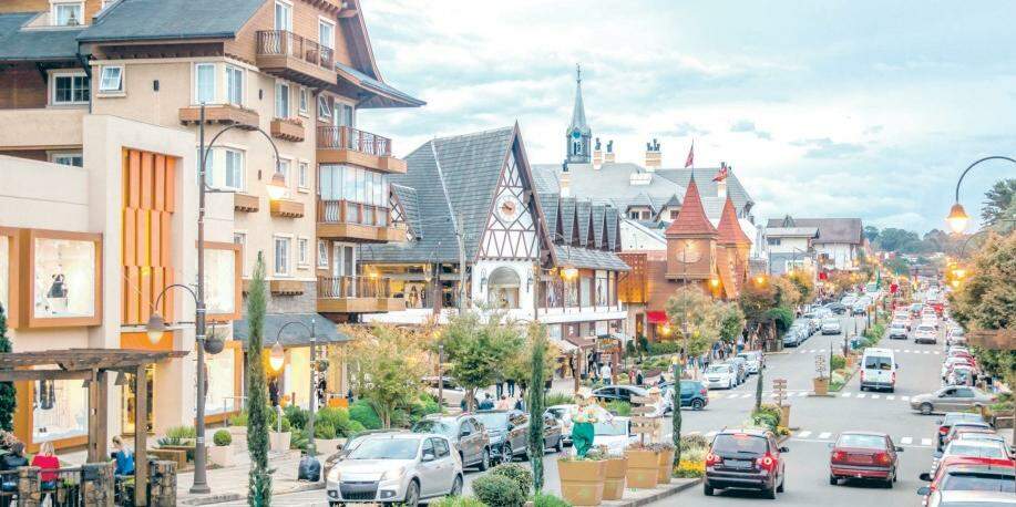 Regiões como Gramado, no Rio Grande do Sul, são exemplos de como a organização pode beneficiar diversas cidades próximas. com roteiros ampliados e vários tipos de atrações