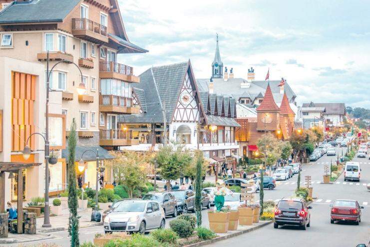 Regiões como Gramado, no Rio Grande do Sul, são exemplos de como a organização pode beneficiar diversas cidades próximas. com roteiros ampliados e vários tipos de atrações