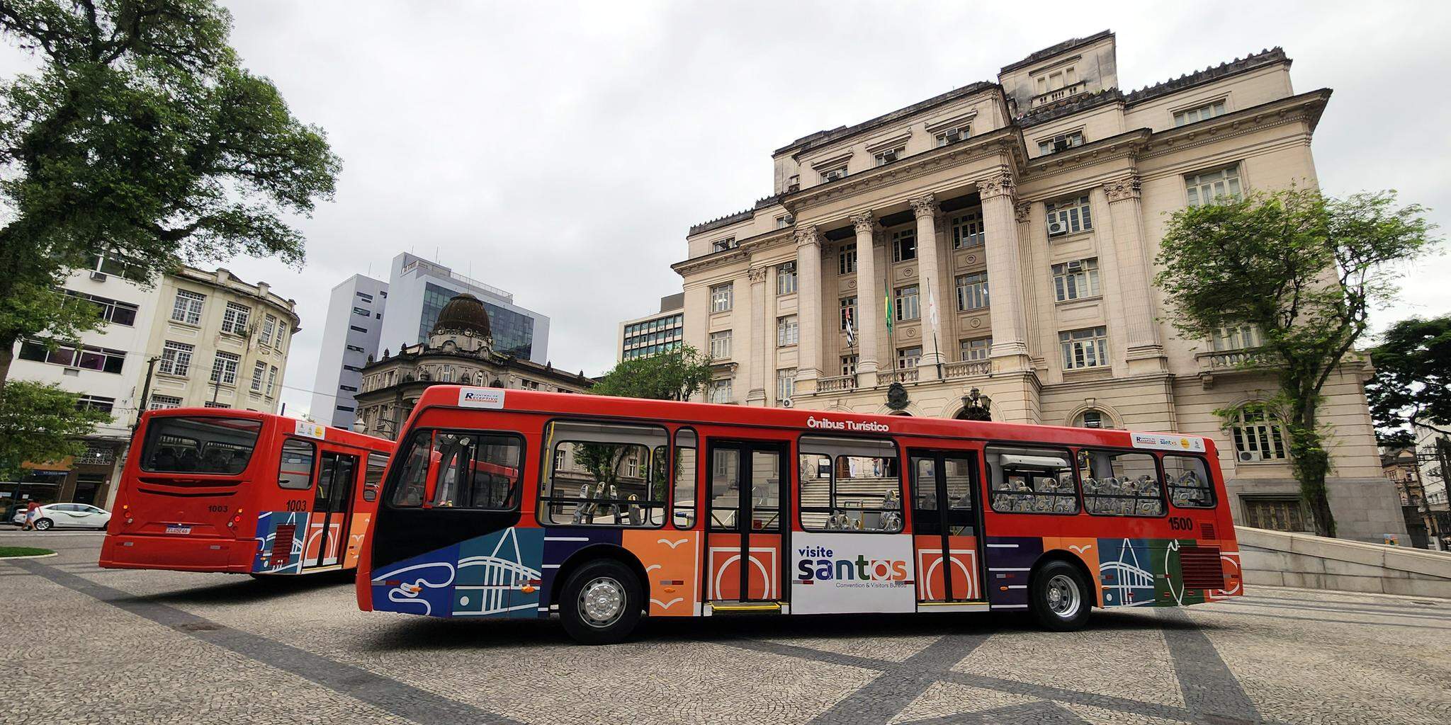 Ônibus da linha Visite Santos na Praça Mauá: opção de passeio aos turistas e oportunidade para profissionais que trabalham com grupos
