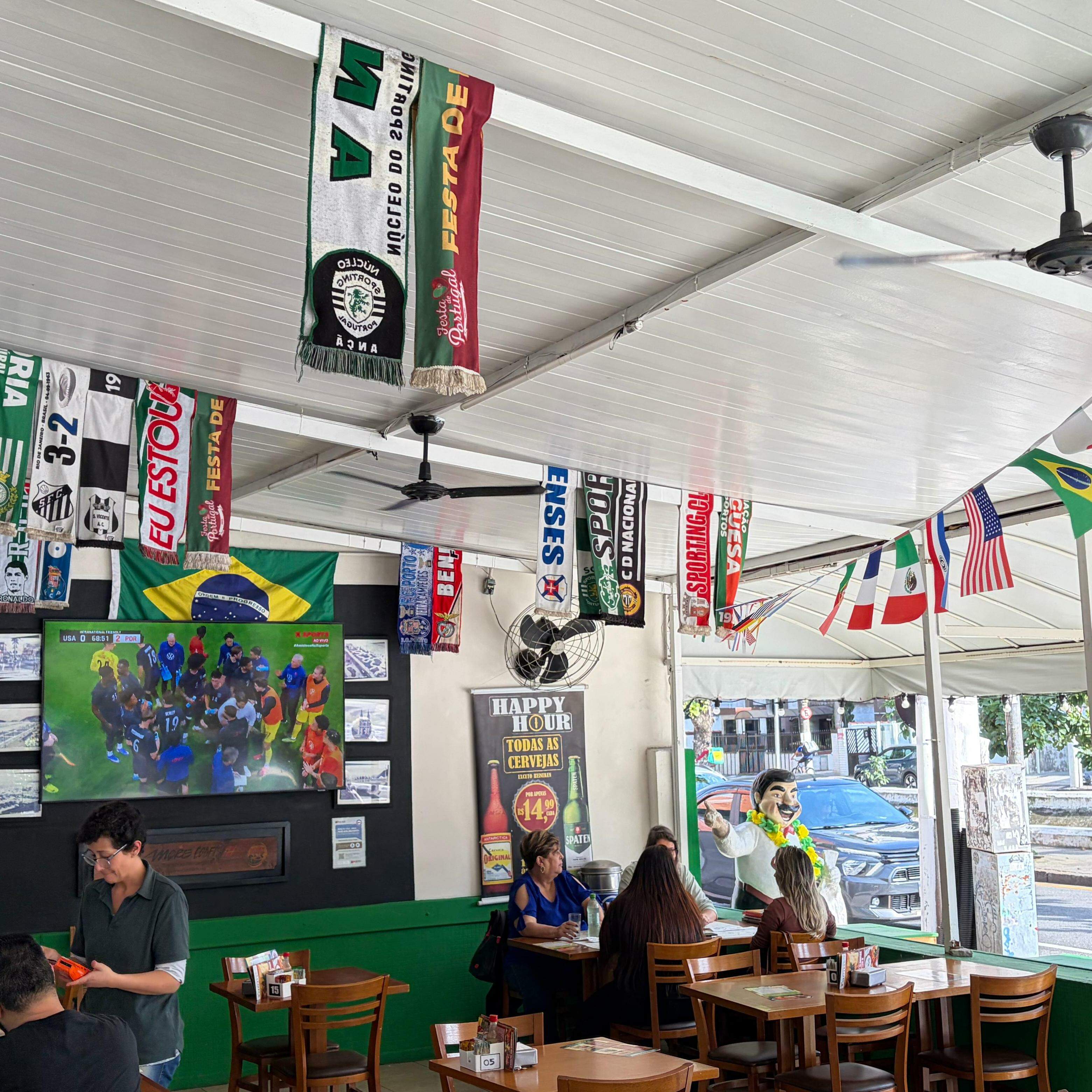 Decoração temática mal aparece nos estabelecimentos. Será reforçada mais perto da estreia da Seleção