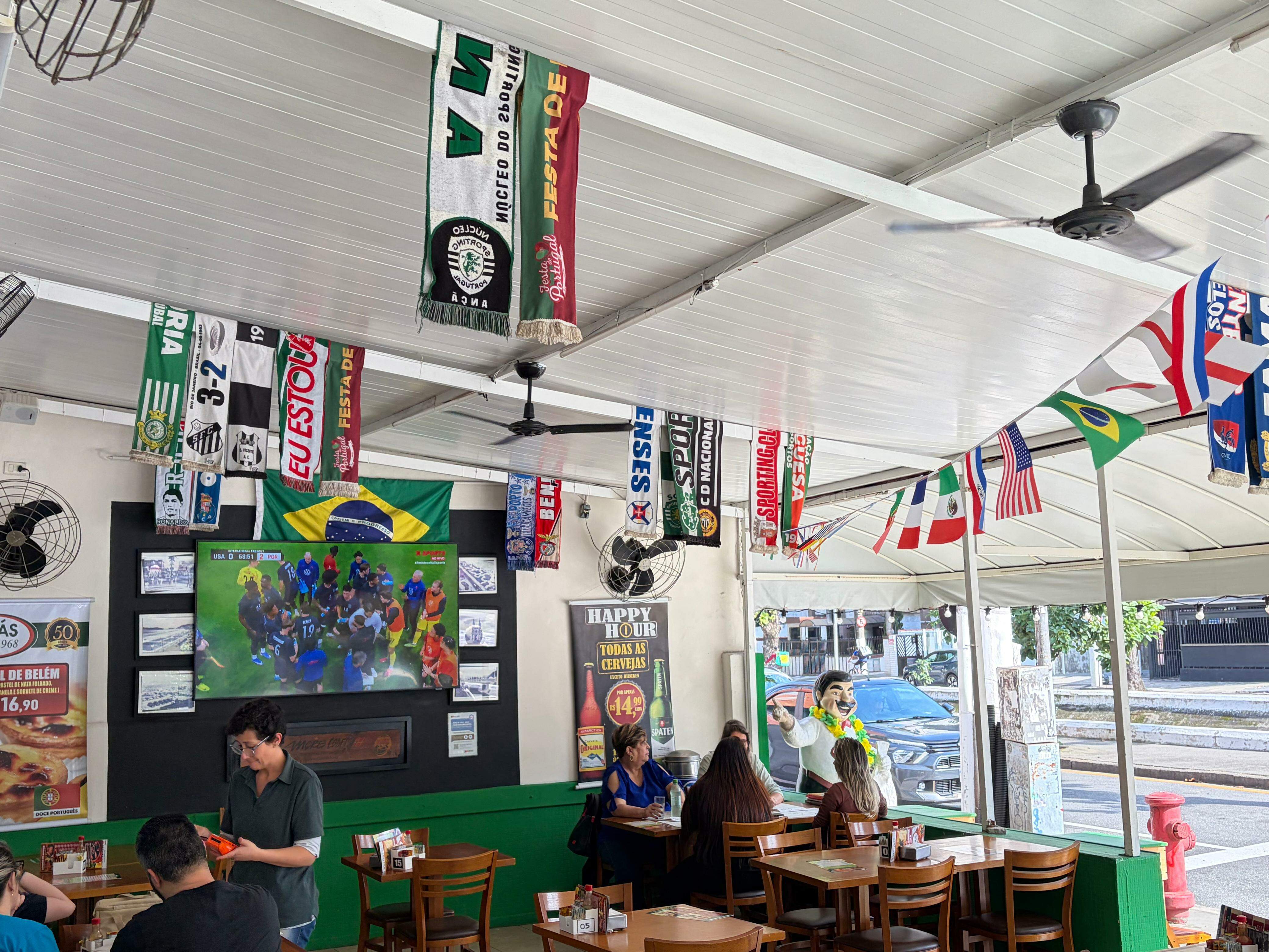 Decoração temática mal aparece nos estabelecimentos. Será reforçada mais perto da estreia da Seleção