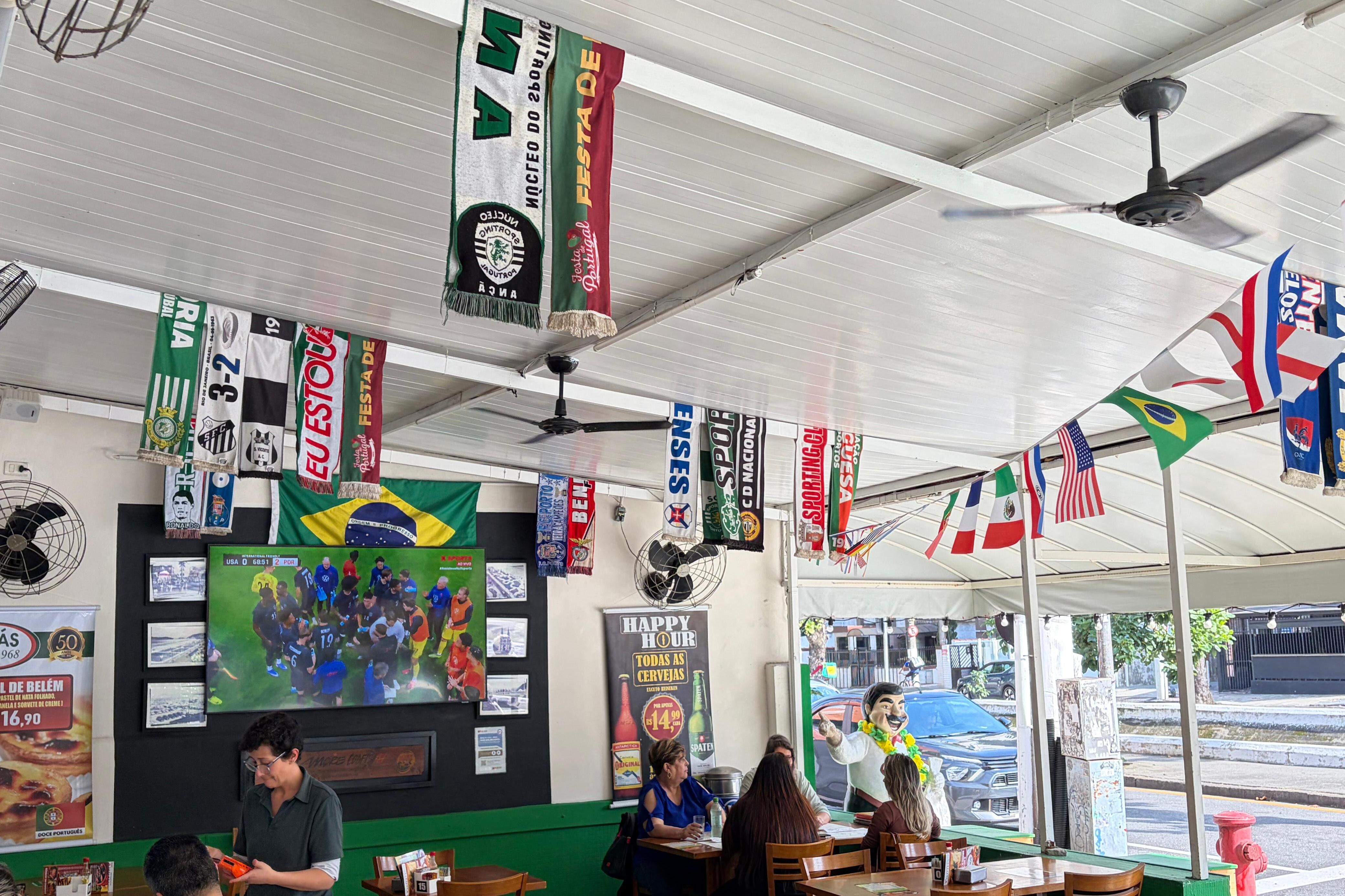 Decoração temática mal aparece nos estabelecimentos. Será reforçada mais perto da estreia da Seleção