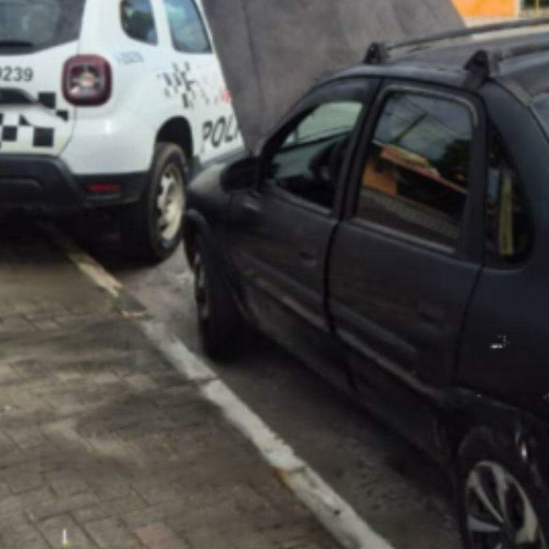 Abordagem da PM revela carro furtado e adulterado; mulher acaba presa em Itanhaém