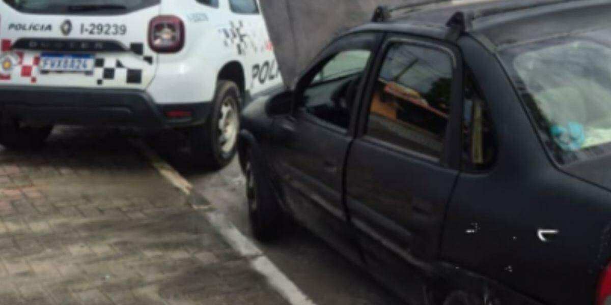Abordagem da PM revela carro furtado e adulterado; mulher acaba presa em Itanhaém
