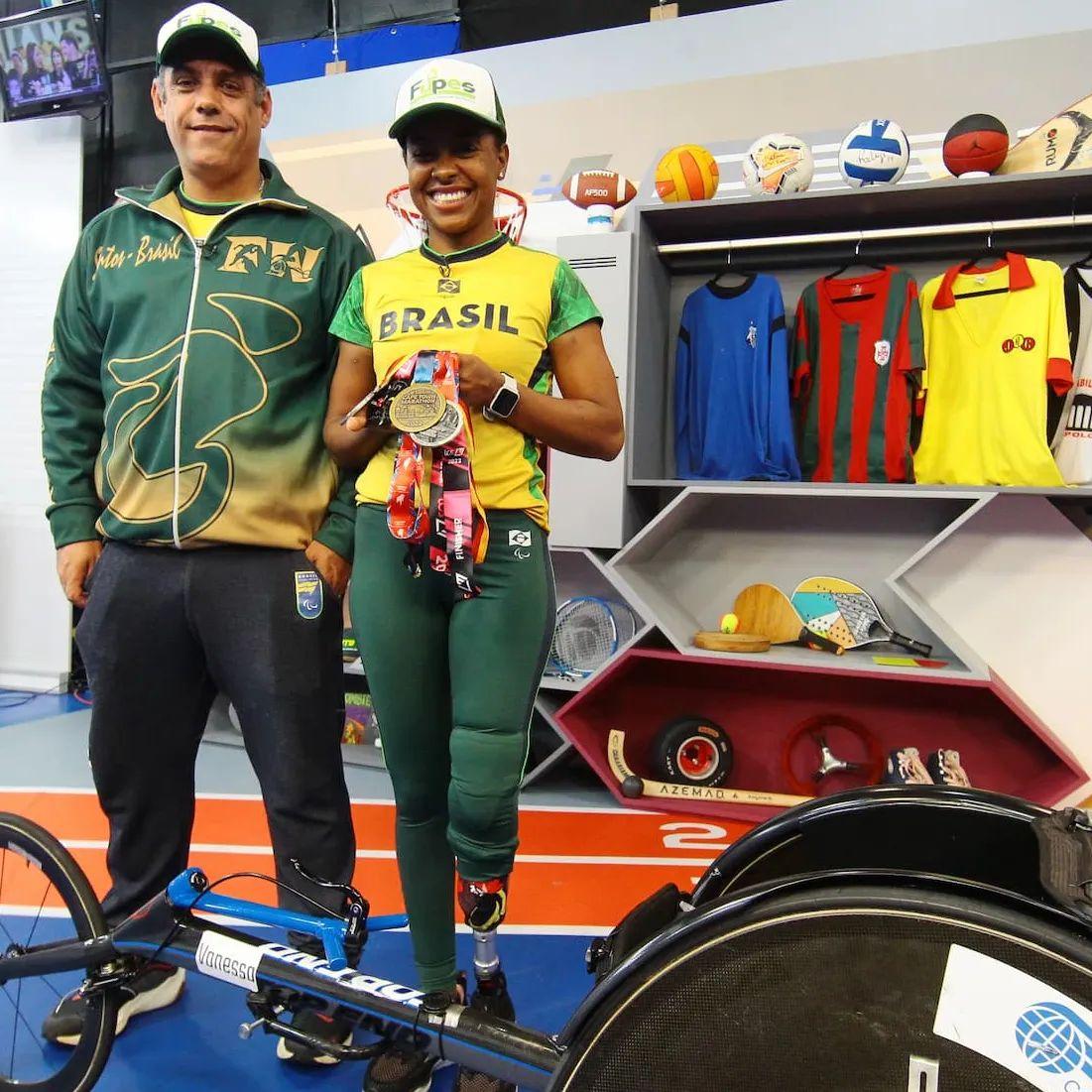O técnico Eduardo Leonel e Vanessa Cristina, que vai colecionado medalhas em competições