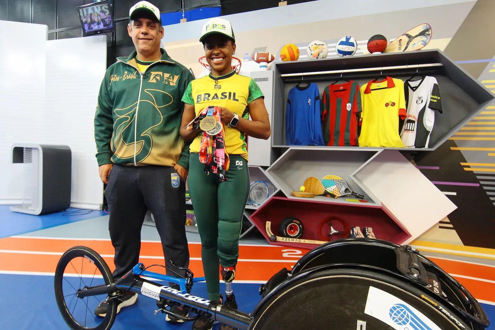 O técnico Eduardo Leonel e Vanessa Cristina, que vai colecionado medalhas em competições
