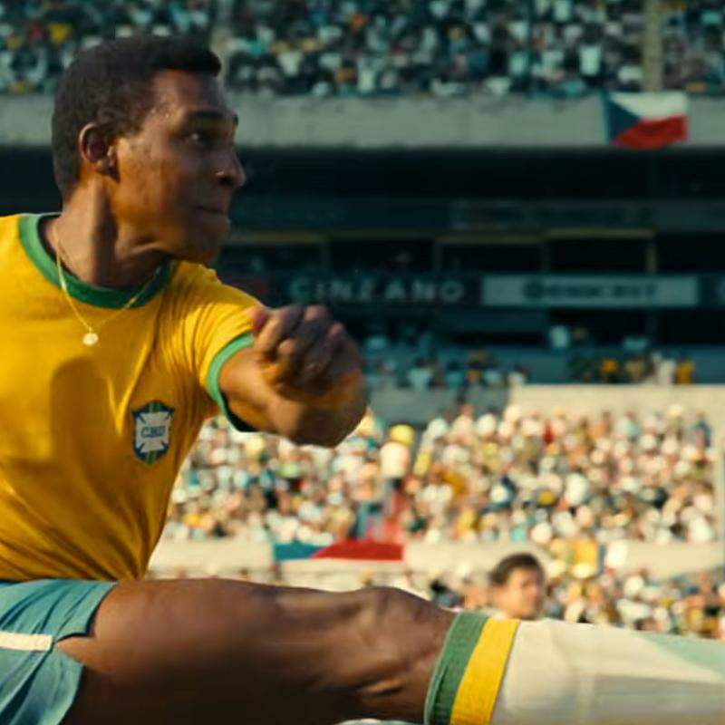 Pelé é vivido pelo ator Lucas Agrícola na minissérie Brasil 70: A Saga do Tri, da Netflix