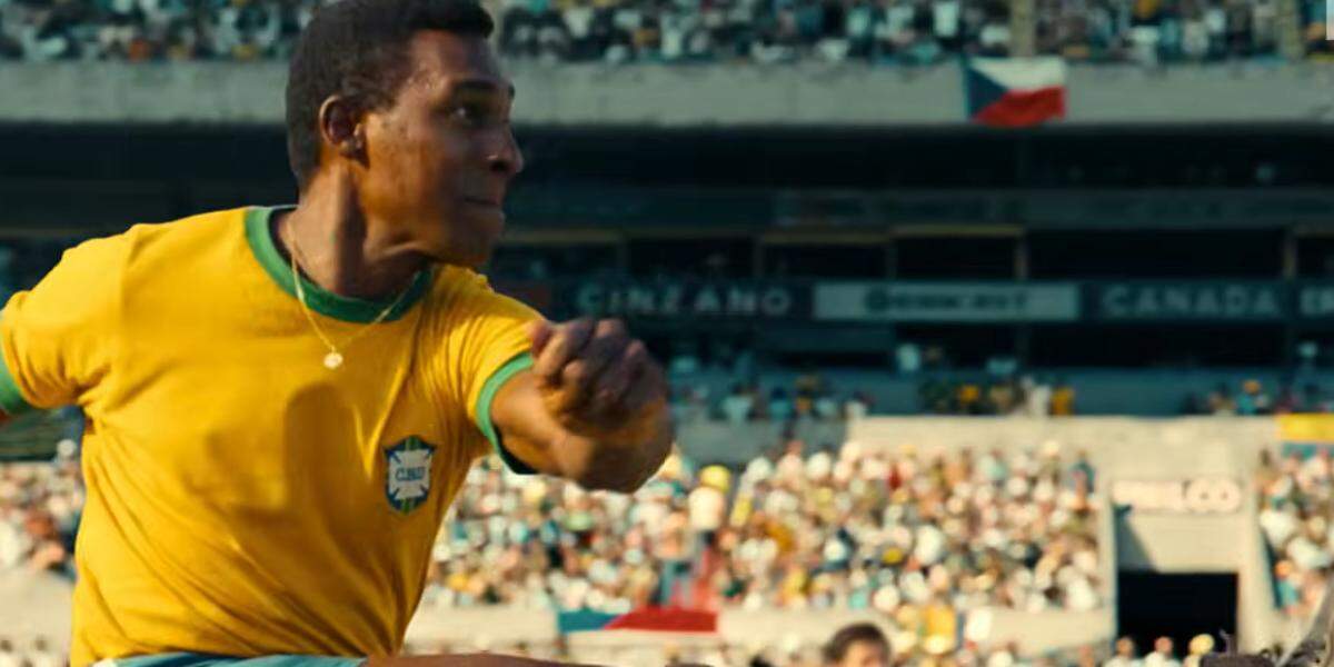 Pelé é vivido pelo ator Lucas Agrícola na minissérie Brasil 70: A Saga do Tri, da Netflix