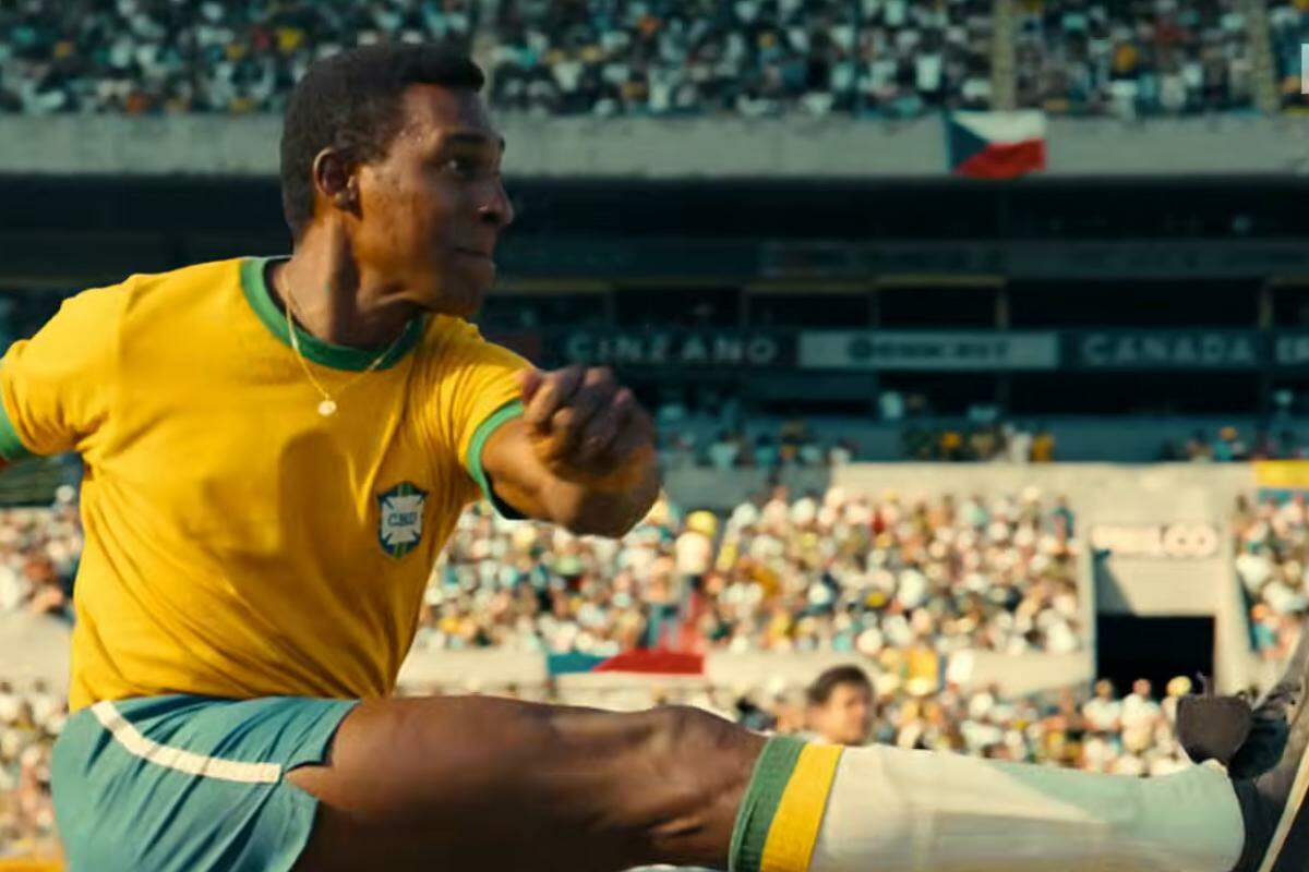Pelé é vivido pelo ator Lucas Agrícola na minissérie Brasil 70: A Saga do Tri, da Netflix