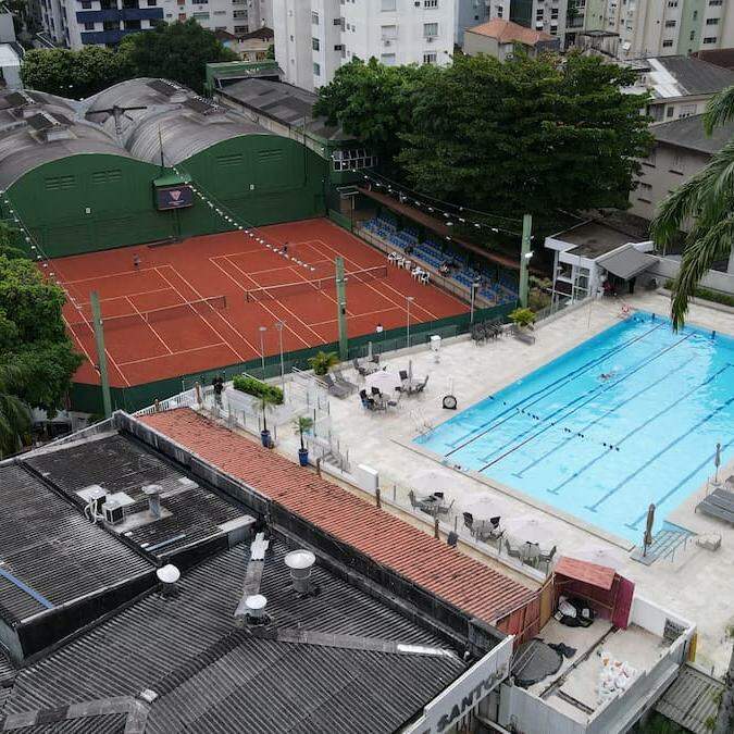 O Tênis Clube de Santos está no mesmo endereço, no Boqueirão, desde 1930